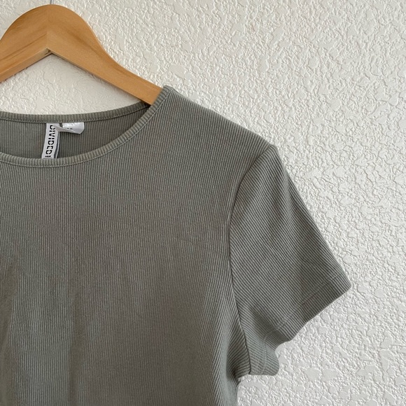 H&M | Crewneck ribbed short sleeve knit tee size extra large - Picture 2 of 6